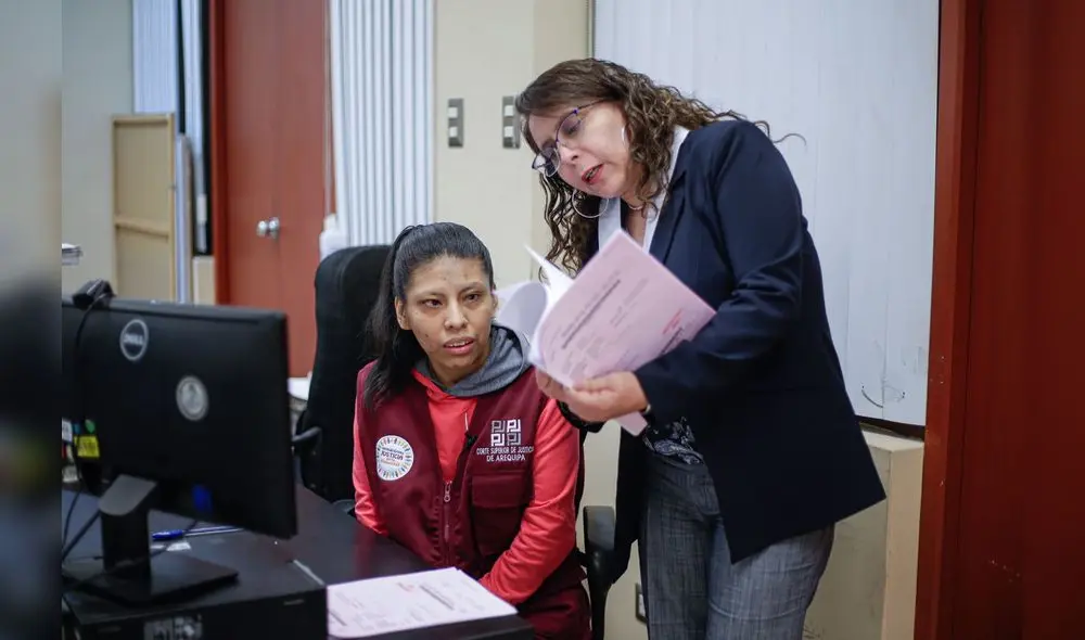 1. sheyla huata. Es una joven de 28 años que sufrió parálisis cerebral. Gracias a operaciones y terapias se incorpora al mundo laboral, a esta pasantía en la