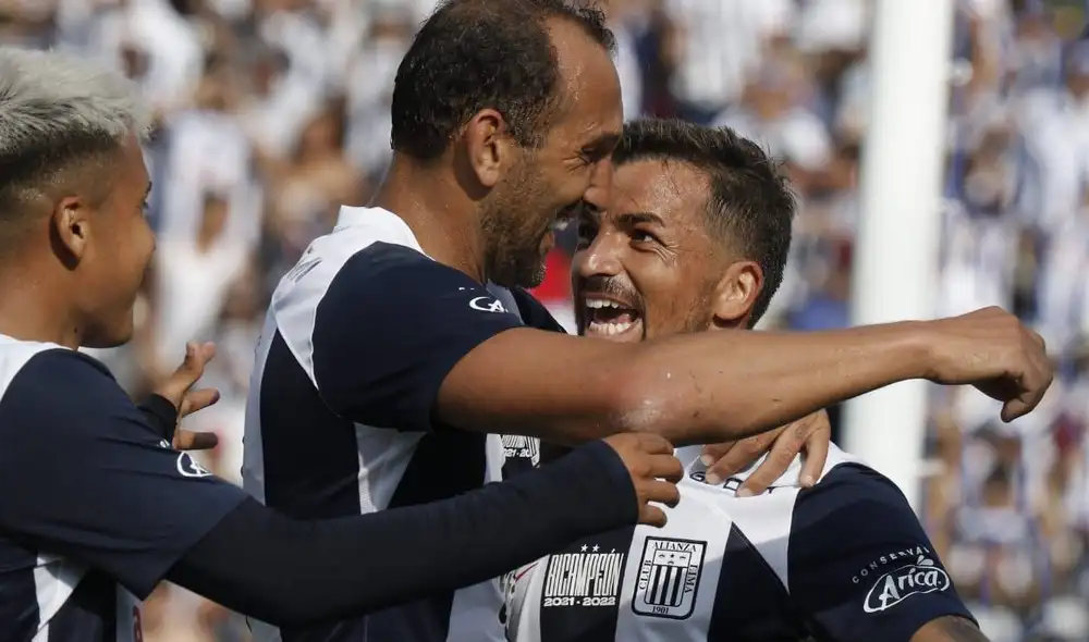 Los blanquiazules se impusieron en el primer tiempo con goles de Costa y Lavandeira. Foto: Grupo La República/Luis Jimenez