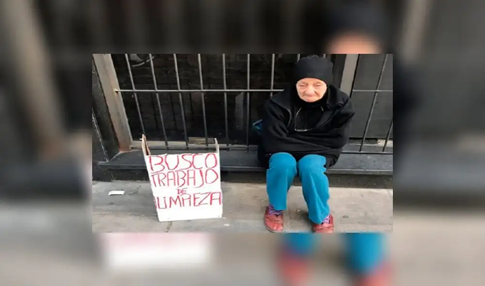Twitter: Conmovedora fotografía muestra a mujer pidiendo trabajo desde hace 7 meses en vía pública