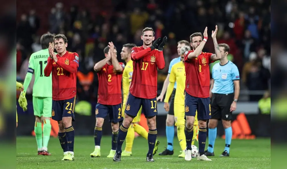 GRAF1472. MADRID, 18/11/2019. Los jugadores de la selección española, (i-d) Mikel Oyarzabal, Fabián Ruiz y Saúl Ñiguez, a la finalización del encuentro correspondiente a la fase de clasificación para la Eurocopa 2020 que han disputado esta noche frente a Rumanía en el estadio Wanda Metropolitano de Madrid. EFE / Rodrigo Jiménez. GRAF1472. MADRID, 18/11/2019. Los jugadores de la selección española, (i-d) Mikel Oyarzabal, Fabián Ruiz y Saúl Ñiguez, a la finalización del encuentro correspondiente a la fase de clasificación para la Eurocopa 2020 que han disputado esta noche frente a Rumanía en el estadio Wanda Metropolitano de Madrid. EFE / Rodrigo Jiménez.