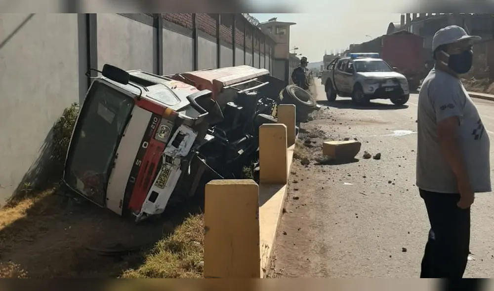 Camión cisterna quedó recostado a un lado de la vía. Chofer se dio a la fuga. Camión cisterna quedó recostado a un lado de la vía. Chofer se dio a la fuga.