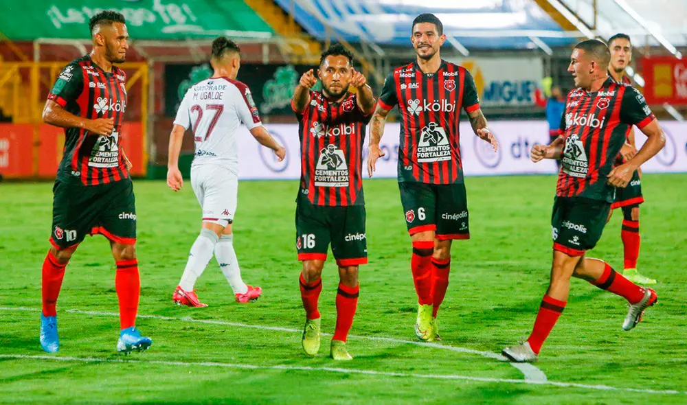 Allen Guevara marcó el primer gol del Alajuelense vs. Saprissa por el clásico de la Primera División de Costa Rica. | Foto: @ldacr