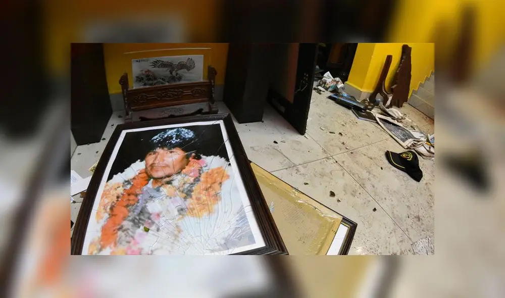 En el piso de la casa destrozada de Evo Morales, yace su retrato con el vidrio roto. Foto: AP.