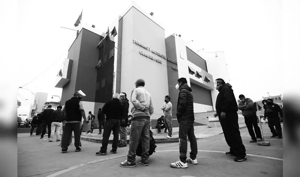 Se registran largas colas a las afueras de las instalaciones del Touring Se registran largas colas a las afueras de las instalaciones del Touring