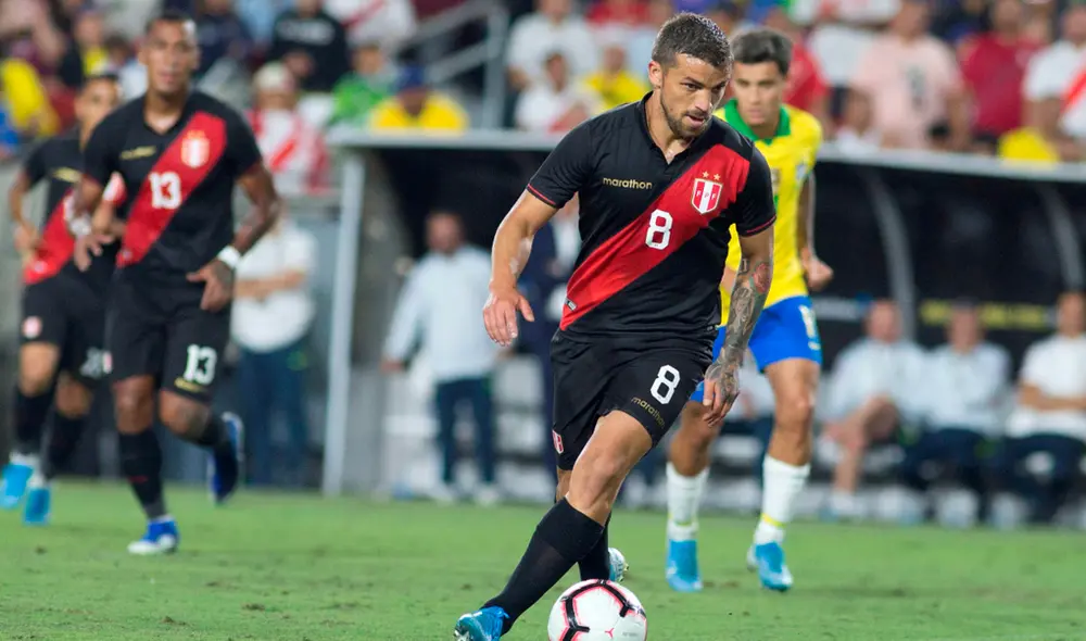 Gabriel Costa entonó con mucho entusiasmo el Himno Nacional del Perú en el amistoso contra Brasil. | Foto: EFE