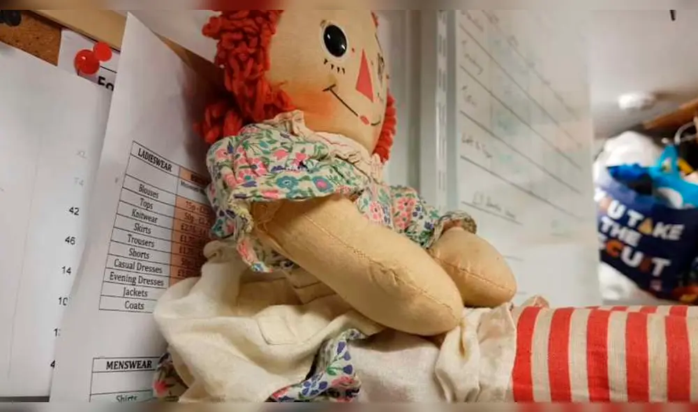 YouTube viral: graban preciso momento en que muñeca 'poseída' se mueve sola [VIDEO]