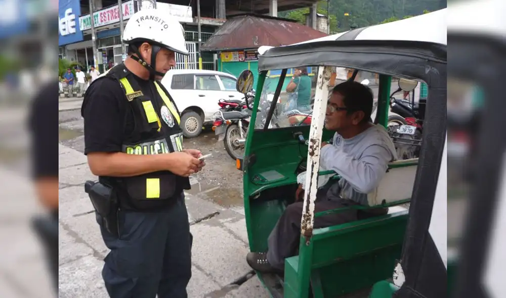 Para obtener este documento, deberán presentar dos fotos tamaño carnet, certificado médico, examen de conocimiento. Para obtener este documento, deberán presentar dos fotos tamaño carnet, certificado médico, examen de conocimiento.