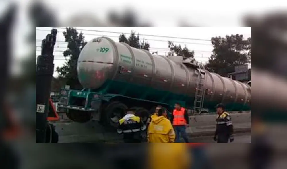 La pipa colisionada alteró el funcionamiento del Metro capitalino. Foto: Difusión La pipa colisionada alteró el funcionamiento del Metro capitalino. Foto: Difusión