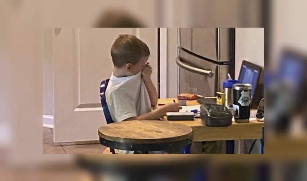 Una fotografía compartida por la madre del menor para mostrar dificultades de aprendizaje a distancia durante la pandemia. Foto: Jana Coombs/redes sociales Una fotografía compartida por la madre del menor para mostrar dificultades de aprendizaje a distancia durante la pandemia. Foto: Jana Coombs/redes sociales