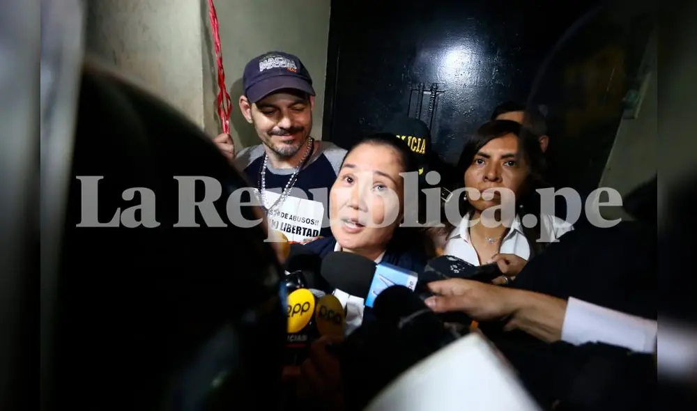 Keiko Fujimori salió de prisión y fue recibida por su esposo, Mark Vito. Fotos: Michael Ramon / La República.