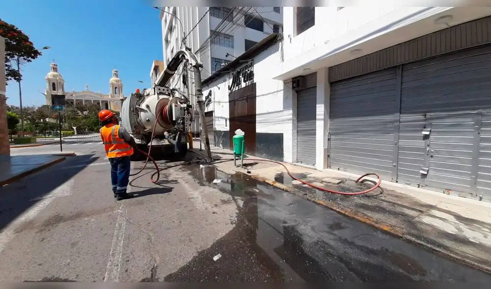 Desagües se atoran en centro de Chiclayo Desagües se atoran en centro de Chiclayo