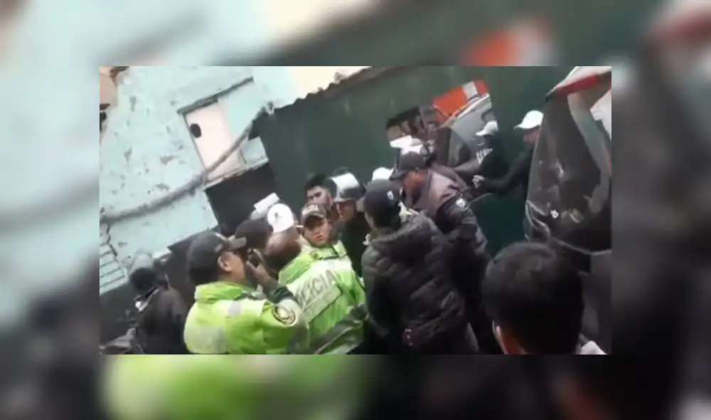 Trabajadores ediles no habrían querido identificarse ante los policías, según testigos. (Foto: Captura de video / El Dominical de Panamericana) Trabajadores ediles no habrían querido identificarse ante los policías, según testigos. (Foto: Captura de video / El Dominical de Panamericana)