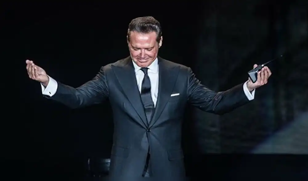 Luis Miguel se enoja en pleno show y lanza objetos al público [VIDEO]