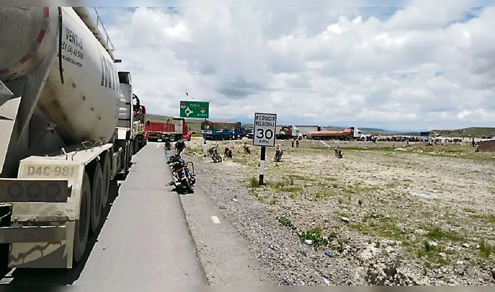 corredor minero . Vehículos pesados están varados debido a paralización de comunidades de Espinar contra Glencore. corredor minero . Vehículos pesados están varados debido a paralización de comunidades de Espinar contra Glencore.