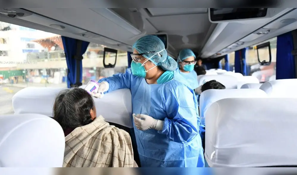 Toman temperatura a pasajeros en terminal terrestre y aeropuerto.