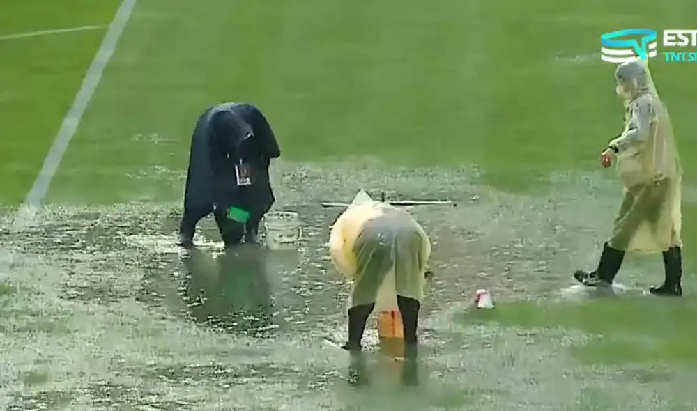Mal momento. La cancha del Hernando Siles se vio afectado por fuertes lluvias a poco del Bolivia vs. Chile. Foto: captura video TNT Sports