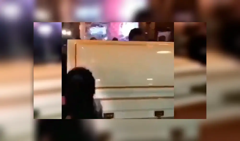Video es viral en YouTube. El peculiar ingresó de la mujer fue ovacionado por algunos asistentes e internautas, quienes celebraron la “épica entrada” de la novia Video es viral en YouTube. El peculiar ingresó de la mujer fue ovacionado por algunos asistentes e internautas, quienes celebraron la “épica entrada” de la novia