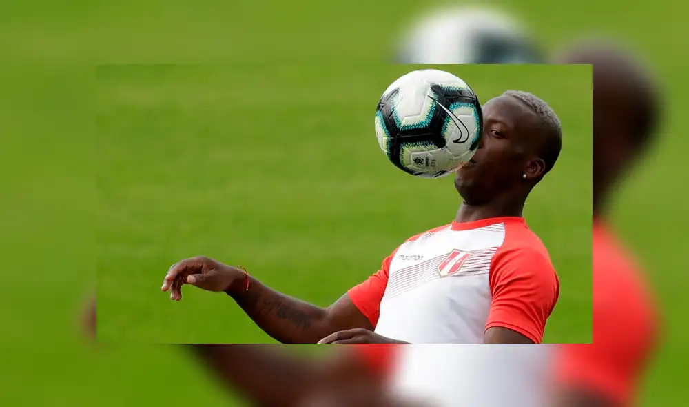 Luis Advíncula forma parte del Rayo Vallecano, equipo que disputará la Segunda División del fútbol español en esta temporada. Luis Advíncula forma parte del Rayo Vallecano, equipo que disputará la Segunda División del fútbol español en esta temporada.