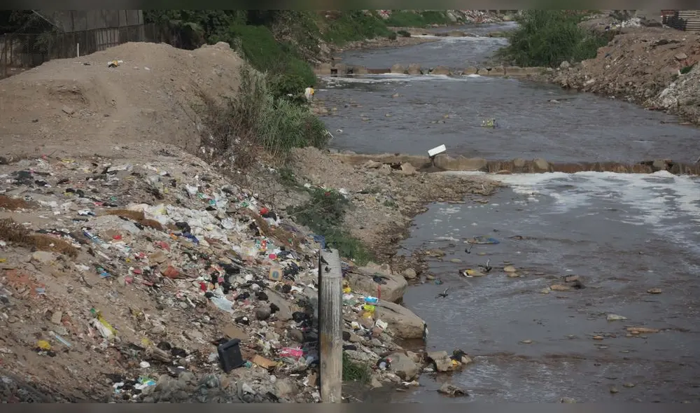 Basurales en las laderas del río Rímac, en Lima, Perú.