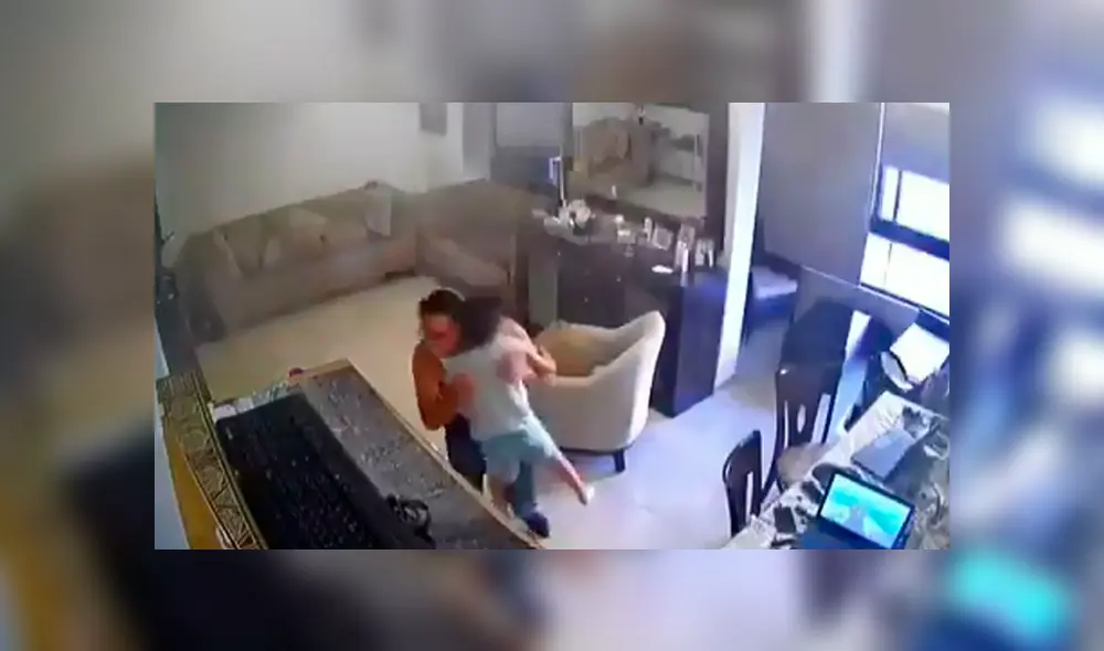 Una cámara de seguridad registró el momento en que un padre trata de proteger a su hijo con su cuerpo durante la explosión en Beirut. Foto: Captura / Twitter Una cámara de seguridad registró el momento en que un padre trata de proteger a su hijo con su cuerpo durante la explosión en Beirut. Foto: Captura / Twitter