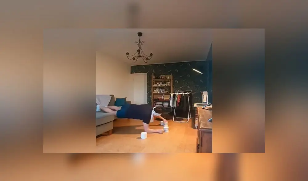 Desliza las imágenes para ver la disparatada rutina de ejercicios que ideó este sujeto con ayuda de papel higiénico. Foto: Captura/Viral Hog