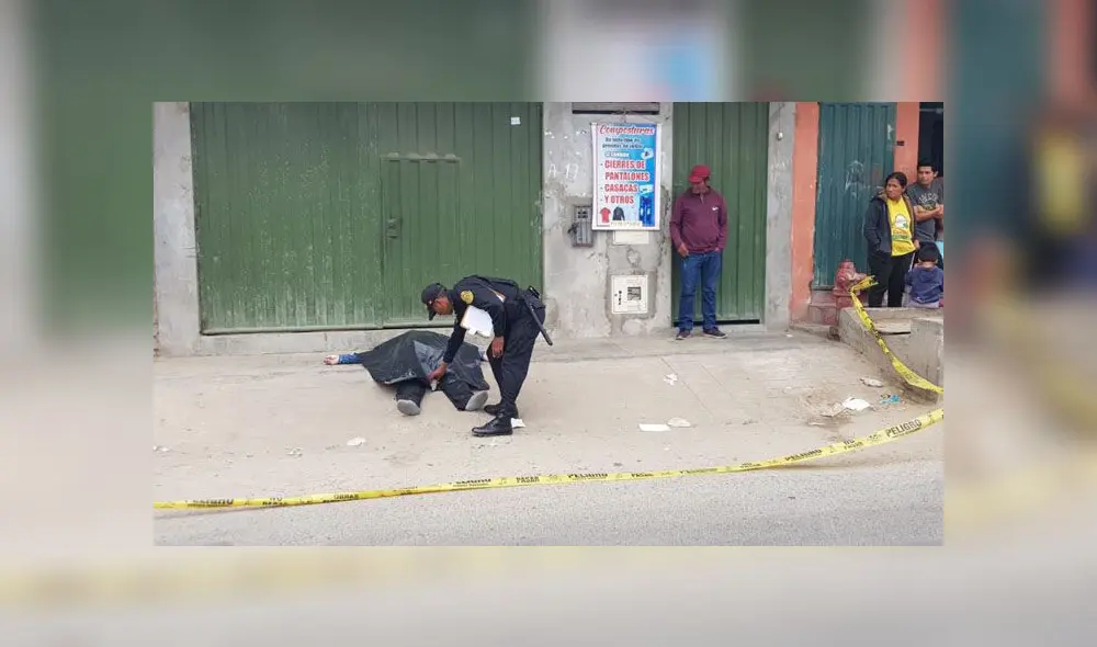 propietarios de vivienda en calle Los Regadores se percataron del cadáver de víctima. (Foto: Cristhian Moreno / La República) propietarios de vivienda en calle Los Regadores se percataron del cadáver de víctima. (Foto: Cristhian Moreno / La República)