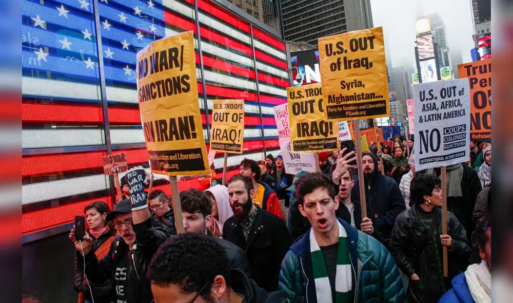 Activistas tomaron el Times Square para protestar ante la tensión entre EE. UU., Irán e Irak. Foto: AFP. Activistas tomaron el Times Square para protestar ante la tensión entre EE. UU., Irán e Irak. Foto: AFP.