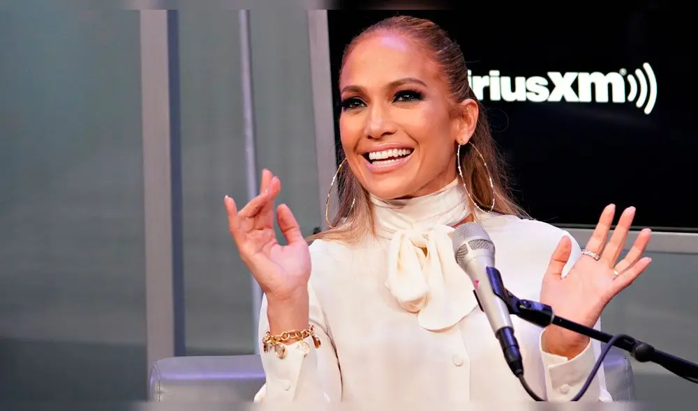 Tom Hanks se limpia la mejilla tras beso de Jennifer Lopez [VIDEO]