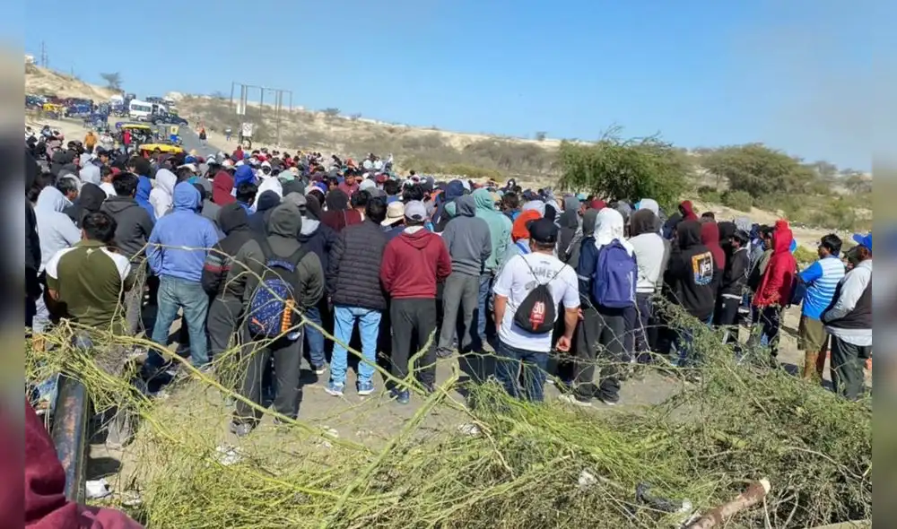 paro de transportistas de de agricultores bloquean la Panamericana Sur.