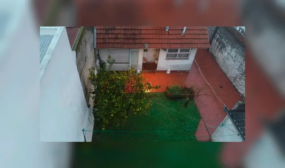 El delincuente intentó ingresar a la casa por la ventana del baño. Foto: Clarín.
