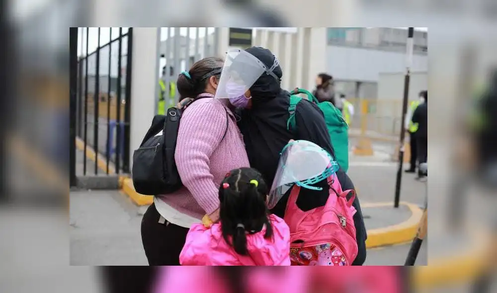 Emotivo encuentro de pasajeros que llegan del Cusco y sus familiares a las afueras del Jorge Chávez / Fotos: John Reyes