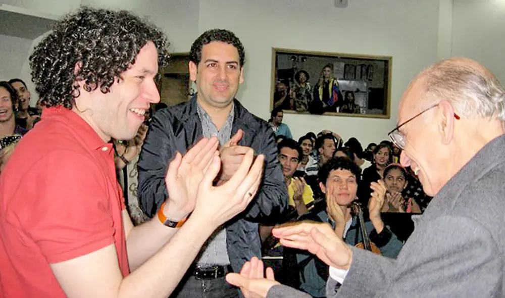 Amigos. Con Juan Diego Flórez y José Antonio Abreu (cortesía: Miguel Molinari). Abajo, la Mahler Chamber Orchestra. Amigos. Con Juan Diego Flórez y José Antonio Abreu (cortesía: Miguel Molinari). Abajo, la Mahler Chamber Orchestra.