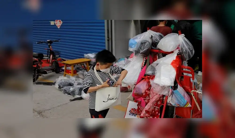 En algunas regiones de China se terminó el confinamiento contra el coronavirus, por lo cual algunos niños han podido salir a las calles, aunque con mascarillas. Foto: EFE En algunas regiones de China se terminó el confinamiento contra el coronavirus, por lo cual algunos niños han podido salir a las calles, aunque con mascarillas. Foto: EFE