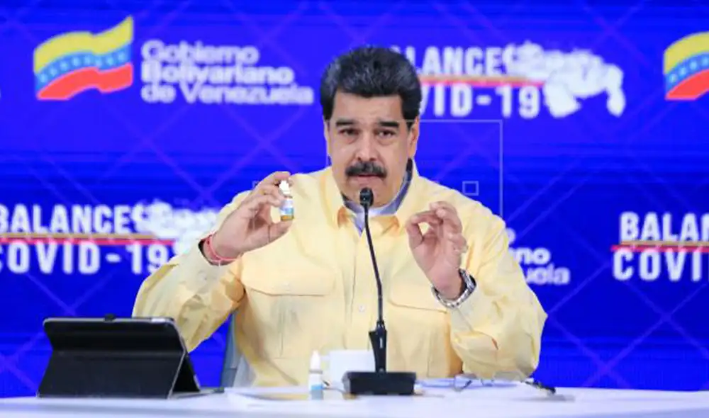 Nicolás Maduro muestra un frasco de Carvativir. Foto: EFE