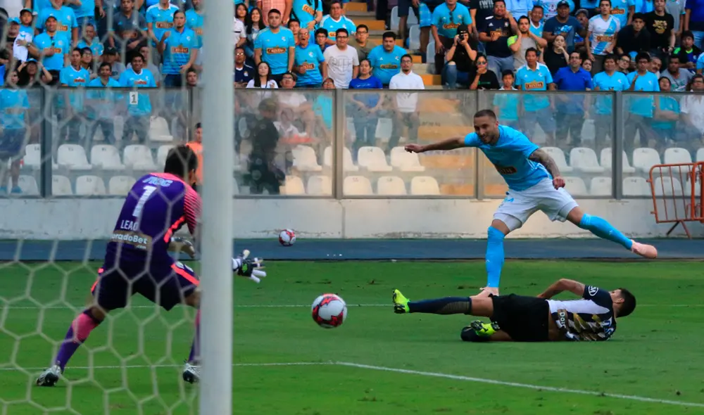 Pedro Gallese mostró preocupación por el regreso de Emanuel Herrera en la semifinal de la Liga 1 Movistar 2019. | Foto: GLR