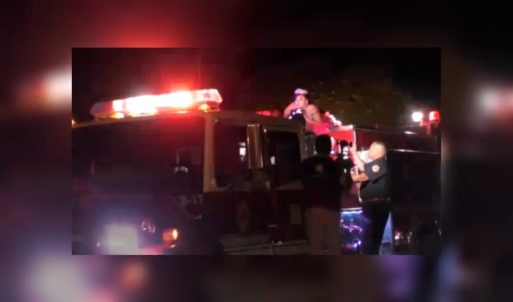 La peculiar llegada de la joven fue captada por algunos invitados de su fiesta, quienes quedaron conmovidos al conocer su historia. Video es viral en YouTube La peculiar llegada de la joven fue captada por algunos invitados de su fiesta, quienes quedaron conmovidos al conocer su historia. Video es viral en YouTube