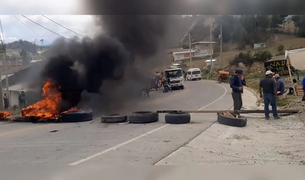 La población de Bambamarca decidió quemar llantas para manifestar su descontento con la actual situación política. Foto: Radio Superior