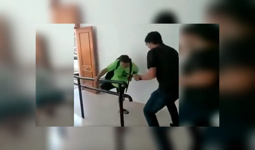 Vía YouTube. El docente se ha ganado los aplausos y la admiración de varios internautas, quienes lo calificaron como un ejemplo para los que se dedican a la Educación. Vía YouTube. El docente se ha ganado los aplausos y la admiración de varios internautas, quienes lo calificaron como un ejemplo para los que se dedican a la Educación.