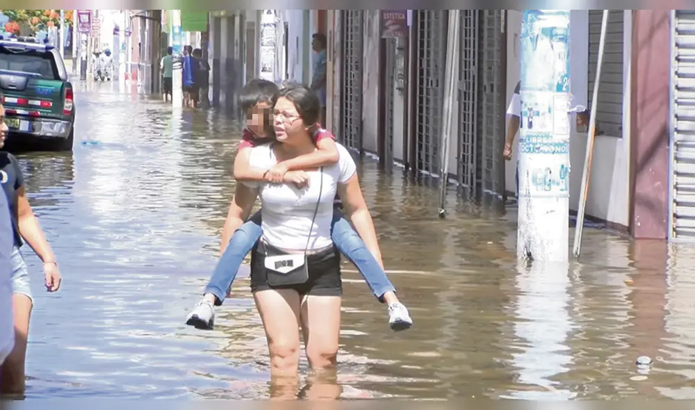 Bajo las aguas. Así terminó distrito pacasmayino a consecuencia del desborde del canal de regadío que recorre el centro de la ciudad.