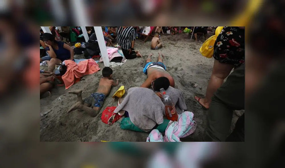 Agua Dulce se vio repleta de personas, quienes llegaron con sombrillas y muchas ganas de pasar el primer día del año. (Foto: Jorge Cerdán / La República)