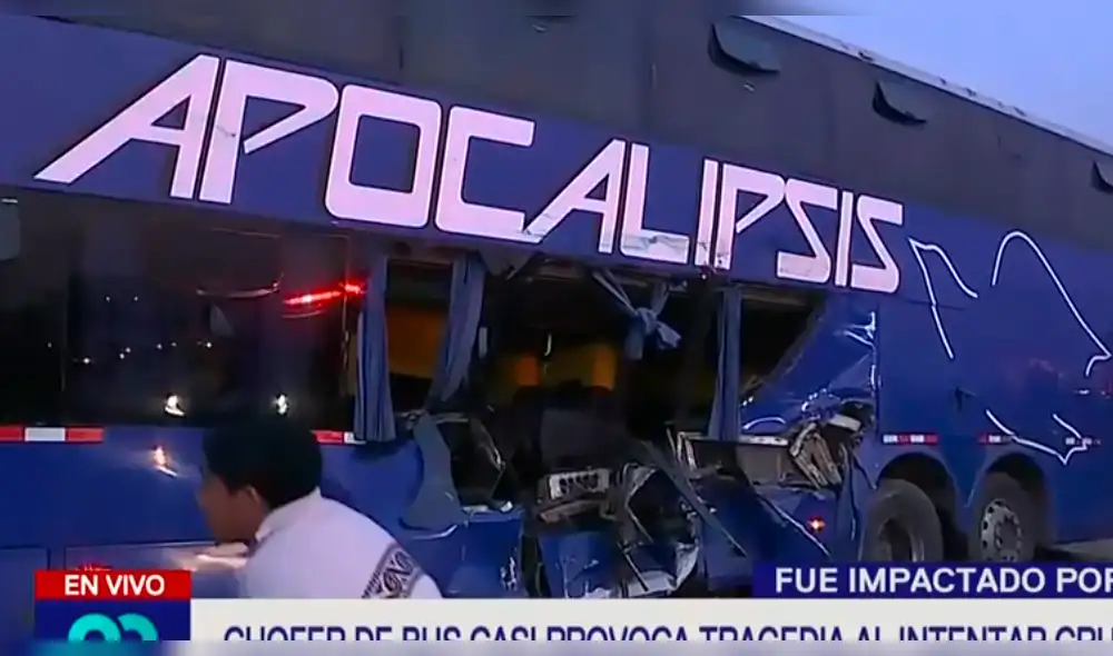 Ate: Tren impacta a bus con pasajeros que intentaba cruzar vía ferroviaria [VIDEO]