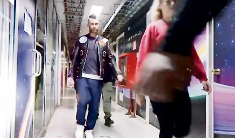 Malestar. El exjurado de ‘The Voice’ abandona el escenario sin interactuar con los conductores. Según los medios chilenos, no quiso recibir las Gaviotas entregadas por el festival. Se dirigió a su vehículo insultando a Viña. Malestar. El exjurado de ‘The Voice’ abandona el escenario sin interactuar con los conductores. Según los medios chilenos, no quiso recibir las Gaviotas entregadas por el festival. Se dirigió a su vehículo insultando a Viña.