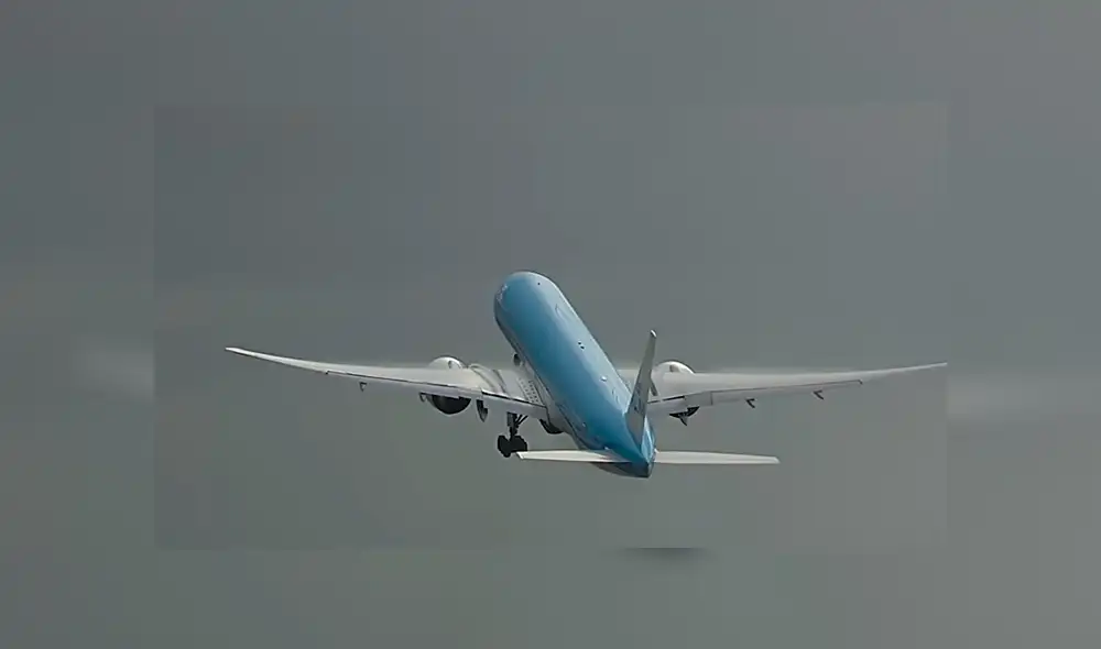 YouTube: avión con destino a Perú fue alcanzado por un rayo en pleno despegue [VIDEO]