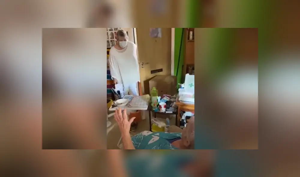 Una mujer volvió a ver a su madres tras estar varios meses alejada de ella. Foto: YouTube Una mujer volvió a ver a su madres tras estar varios meses alejada de ella. Foto: YouTube