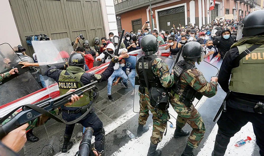 protestas vacancia policia armas bandera foto marco cotrina protestas vacancia policia armas bandera foto marco cotrina