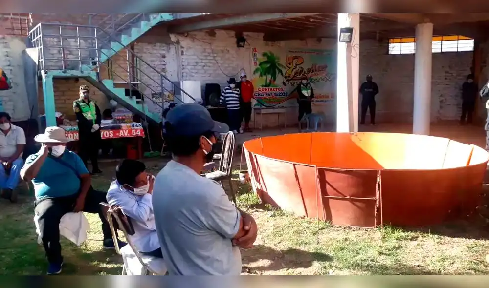 Policía impuso multa a cada uno de los asistentes. Policía impuso multa a cada uno de los asistentes.