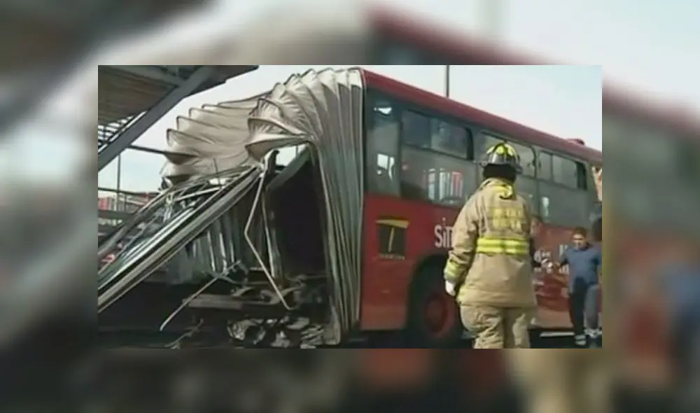 ‘Metropolitano’ colombiano se parte en dos y deja nueve heridos ‘Metropolitano’ colombiano se parte en dos y deja nueve heridos