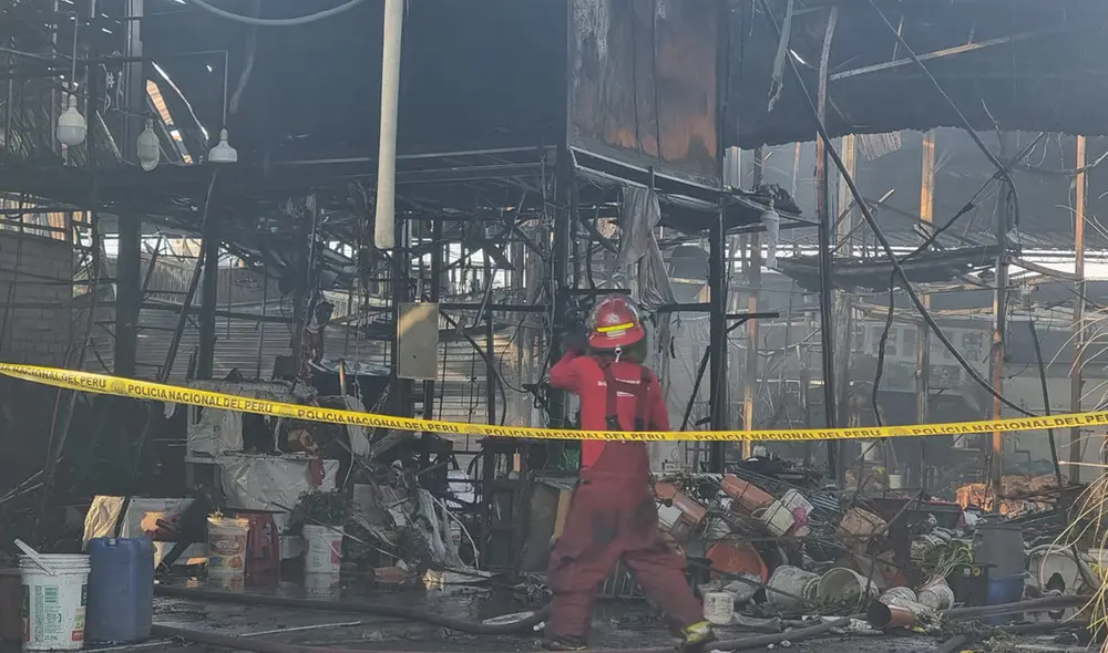 Decenas de comerciantes lo perdieron todo tras el incendio de sus locales. Foto: Vanessa Trebejo/ URPI-LR Decenas de comerciantes lo perdieron todo tras el incendio de sus locales. Foto: Vanessa Trebejo/ URPI-LR