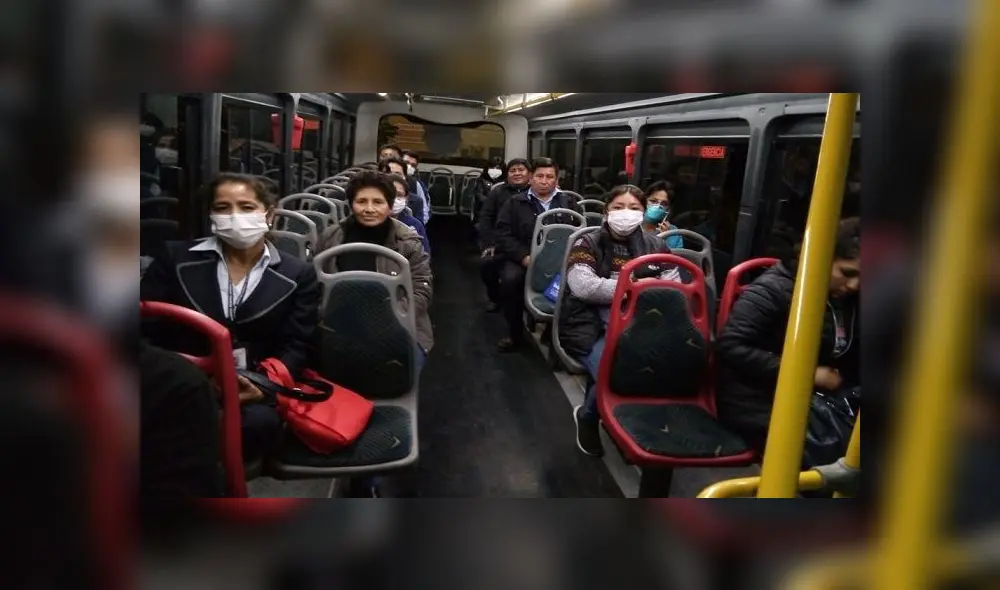 Vehículos trasladan a personal asistencial médico hasta sus centros de trabajo por la escasez de transporte en Arequipa.