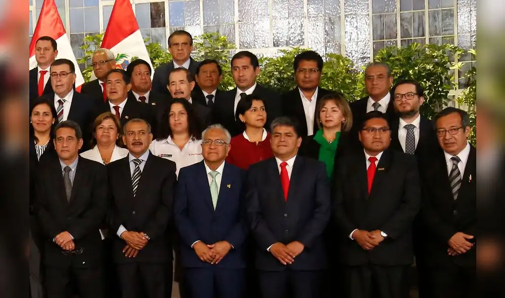 Gobernadores respaldan decisión de Vizcarra para fortalecer la democracia Gobernadores respaldan decisión de Vizcarra para fortalecer la democracia